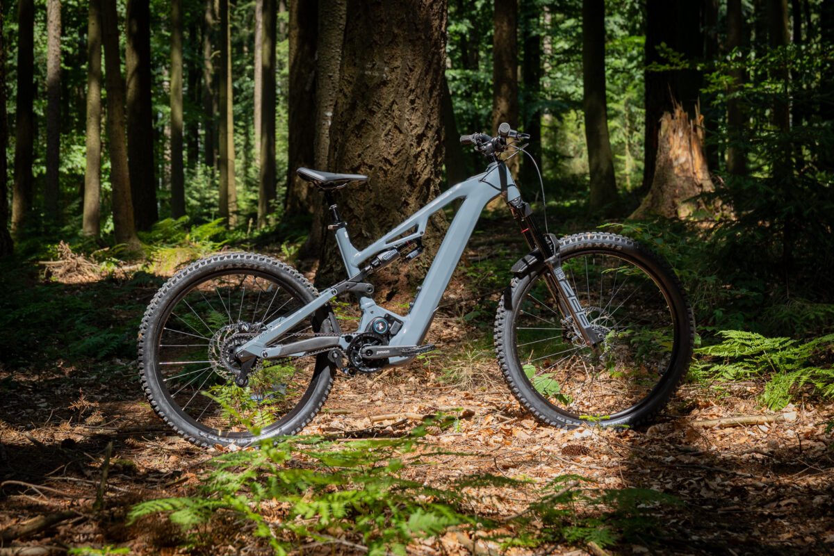 Test Moustache Clutch: Francuski E-Enduro z napędem Pinion na próbie wytrzymałości