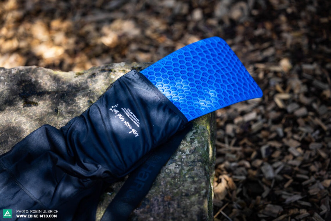 Test: Spodenki DHaRCO Enduro Bib z ochraniaczem pleców RHEON