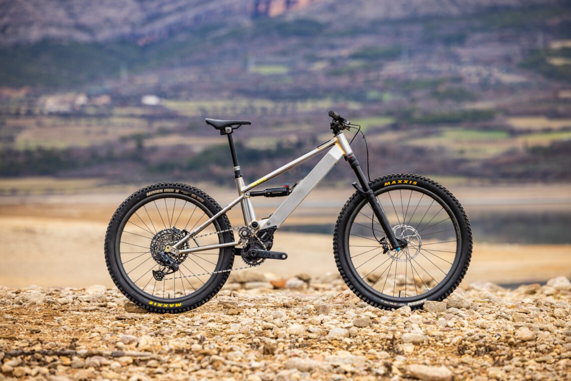 ABUMS Model One - stalowy eMTB w stylu Cybertrucka za 11 900 EUR