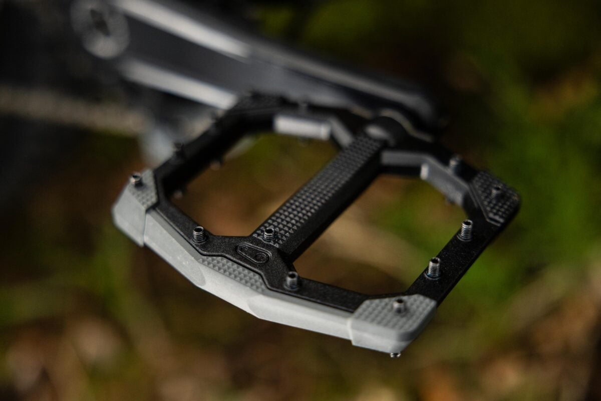 Crankbrothers Stamp Evo: Platformowe pedały z wymiennymi osłonami uderzeniowymi