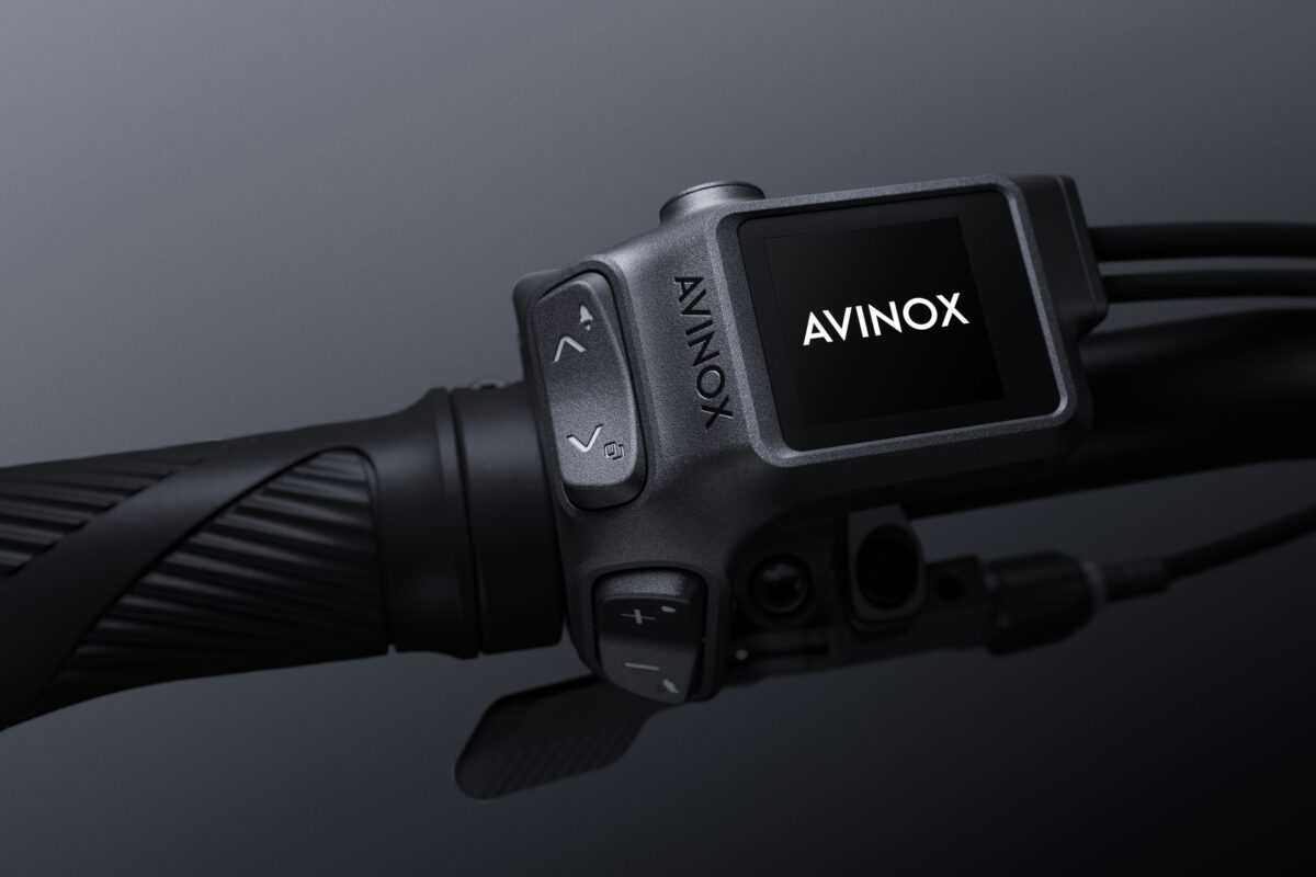 Avinox DP200: Nowy wyświetlacz przenosi sterowanie na kierownicę