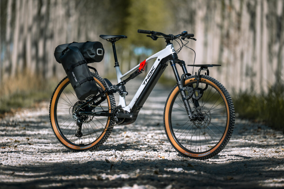 Thok ALL.ONE GONE: E-MTB do bikepackingu z fabrycznym systemem bagażowym